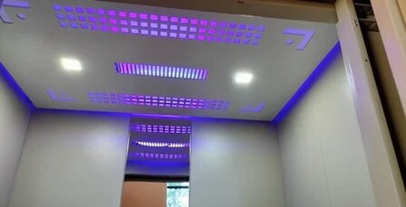 DYNLED dynamische RGB glazen schachtverlichting vanaf 5 meter, 2 vaste lichtslangen in de schacht lopen mee met de richting vd lift.