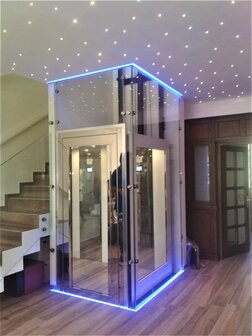 DYNLED dynamische RGB glazen schachtverlichting vanaf 5 meter, 2 vaste lichtslangen in de schacht lopen mee met de richting vd lift.