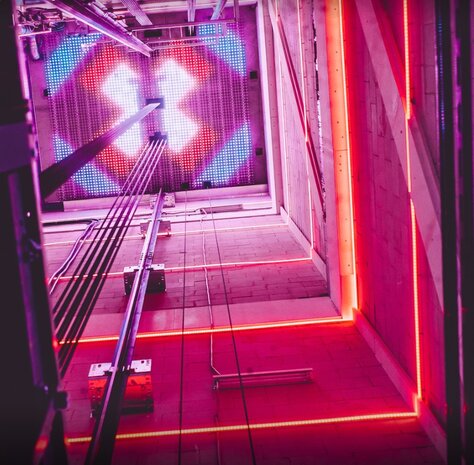 DYNLED dynamische RGB glazen schachtverlichting vanaf 5 meter, 2 vaste lichtslangen in de schacht lopen mee met de richting vd lift.