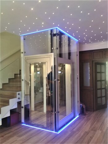 DYNLED dynamische RGB glazen schachtverlichting vanaf 5 meter, 2 vaste lichtslangen in de schacht lopen mee met de richting vd lift.